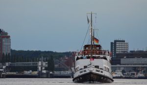Das Salon-Motorschiff "Stadt Kiel" auf der Kieler Förde.